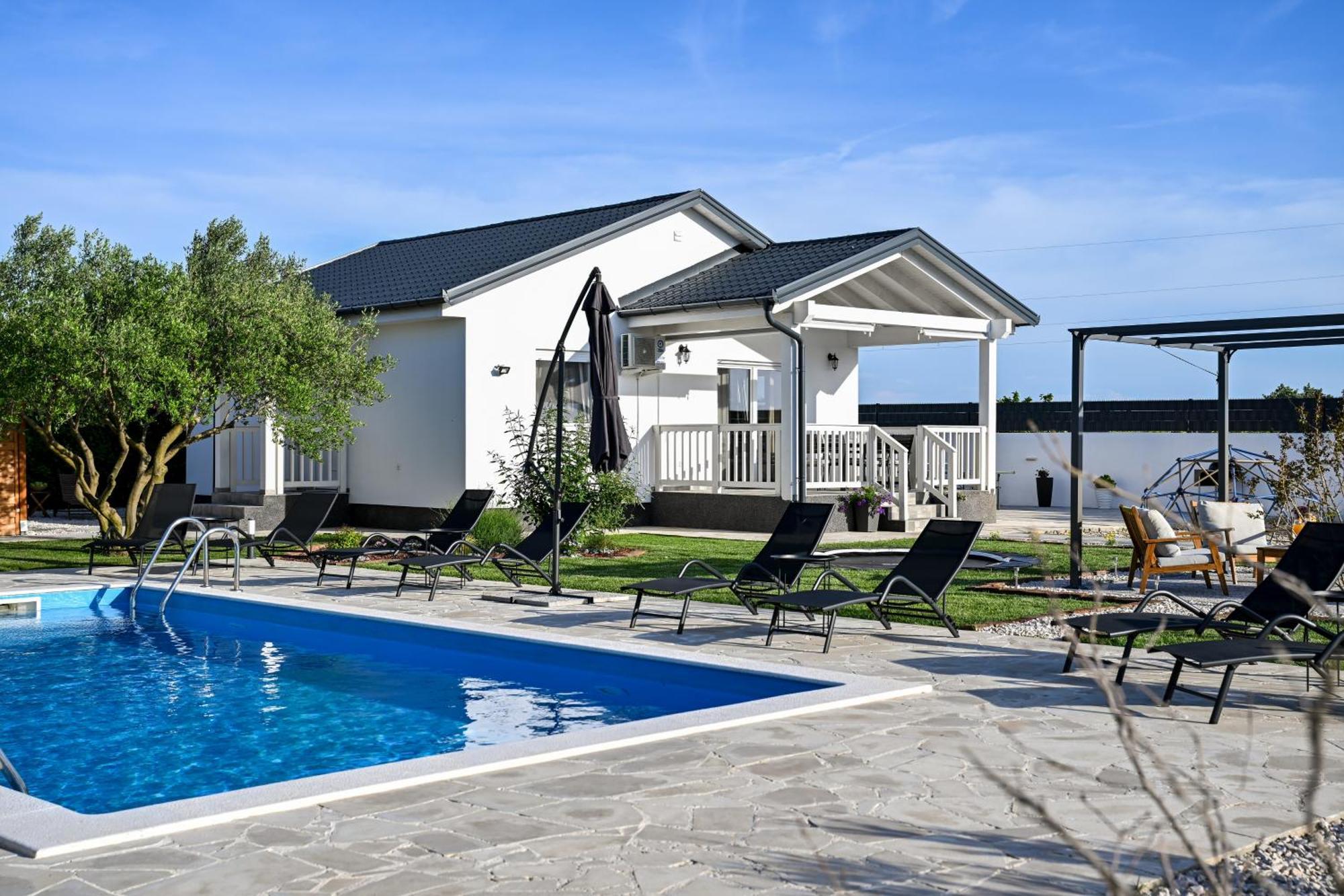 Holiday Home Aprilis With Pool, Jacuzzi And Sauna Galovac  Exterior photo